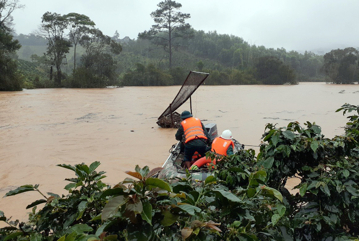 Nhóm du khách bị lũ cuốn trôi khi đang băng qua suối tại Lâm Đồng