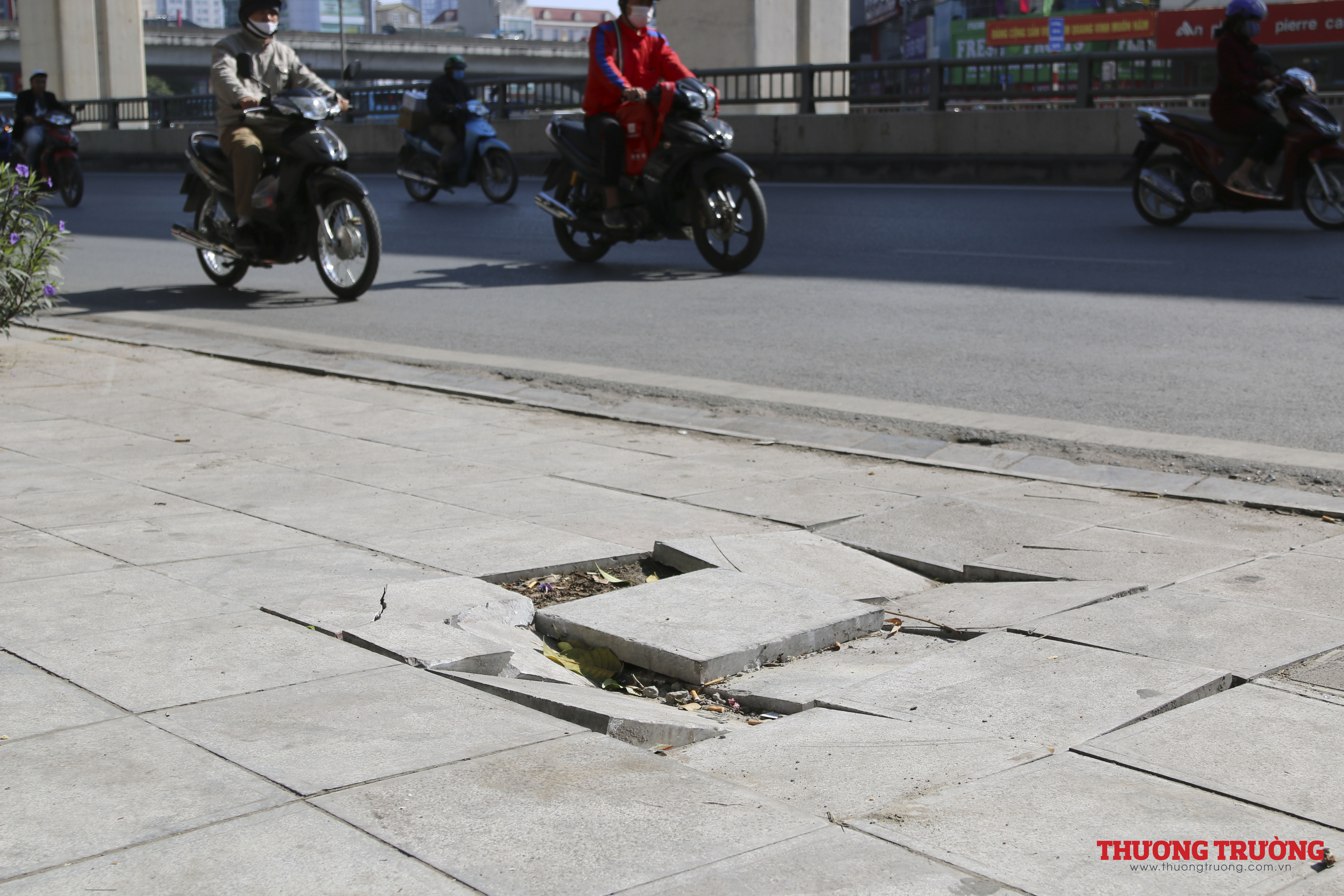 Hà Nội Đá lát vỉa hè có độ bền 70 năm vỡ nát, xuống cấp nghiêm trọng sau 3 năm sử dụng