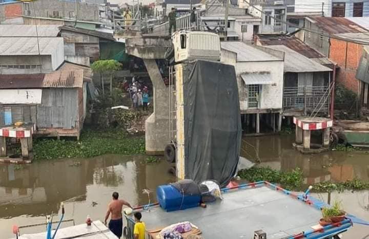Tiền Giang Xe tải vận chuyển lúa chạy vào cầu cấm tải trọng dẫn tới sập cầu, cả xe và hàng rơi xuống sông 
