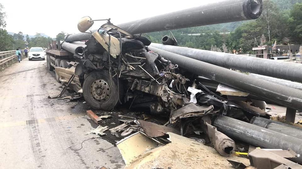 Quảng Ninh Xe đầu kéo chạy tuyến Hạ Long-Cẩm Phả đâm vào giải phân cách, tài xế tử vong tại chỗ