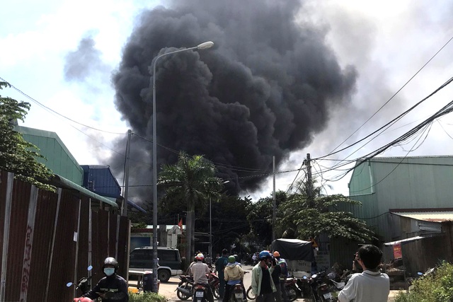 Bình Dương Cháy lớn tại xưởng tái chế hạt nhựa