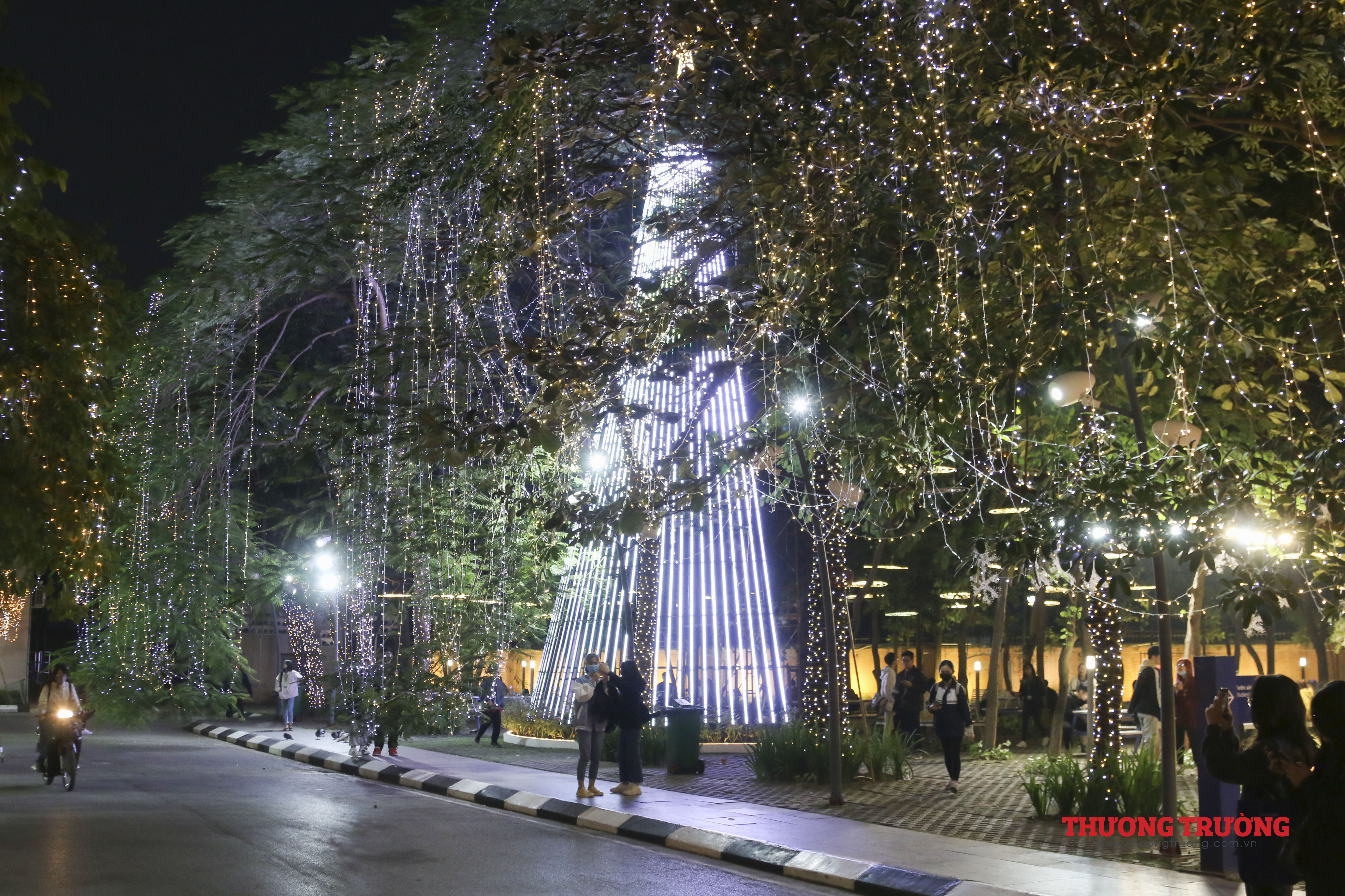 Thả hồn vào khung Giáng sinh lung linh trường đại học đẹp nhất Hà Nội 