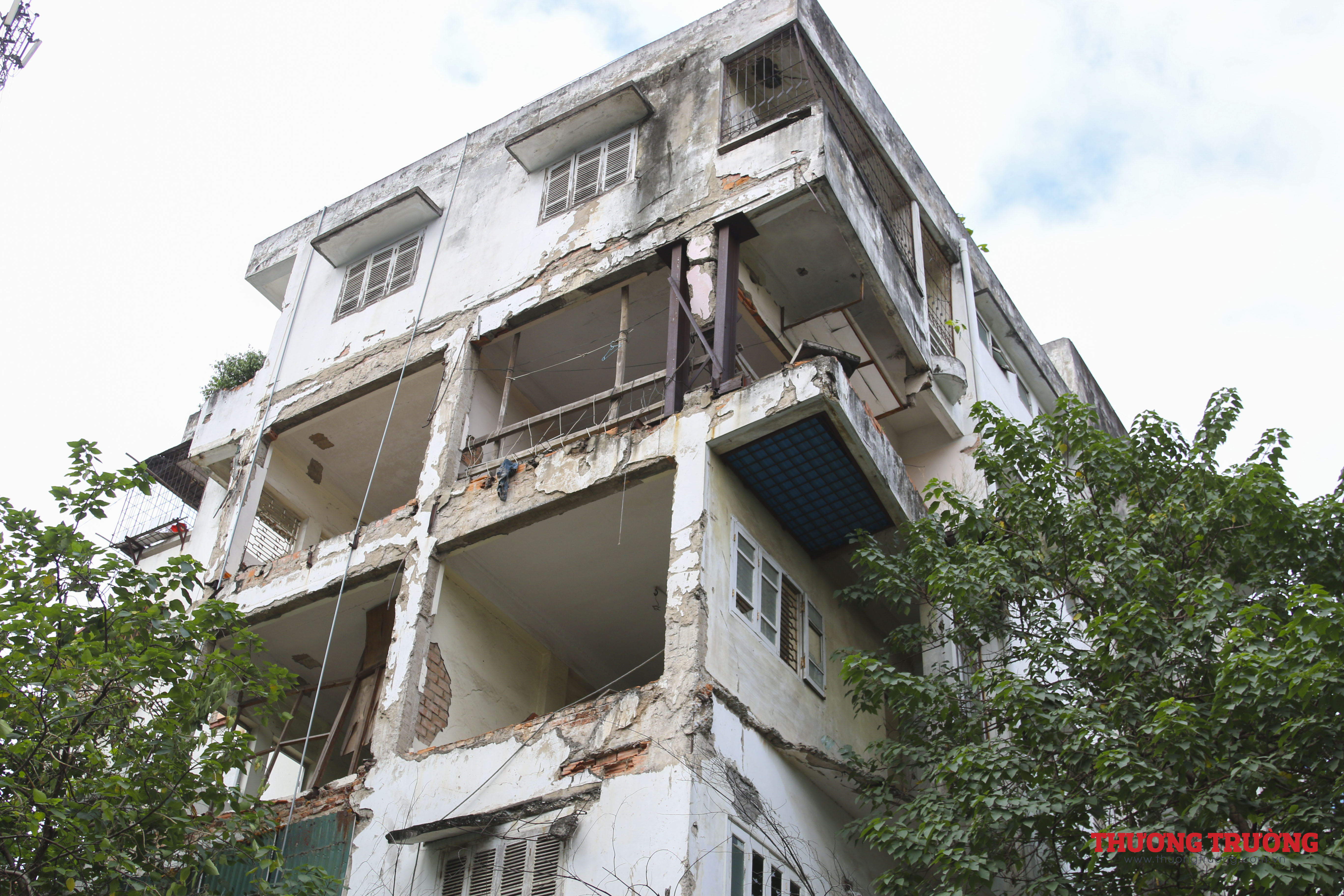 Hà Nội bất chấp nguy hiểm cư dân vẫn sống trong khu tập thể chờ sập