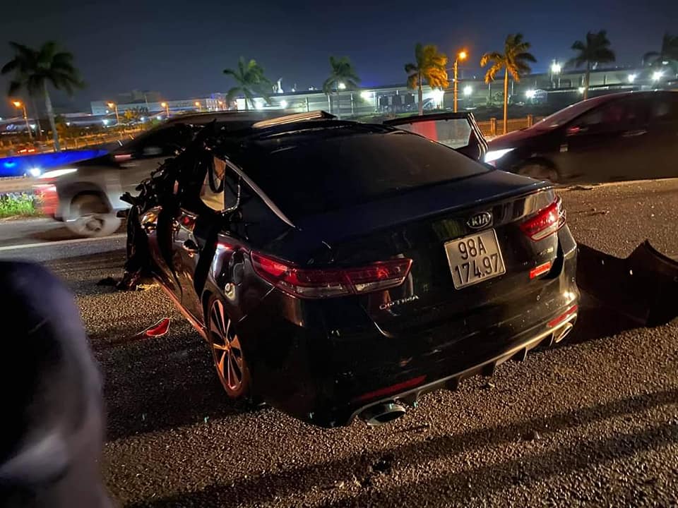 Bắc Giang Xe ôtô con biến dạng sau va chạm với xe container, lái xe trong tình trạng nguy kịch