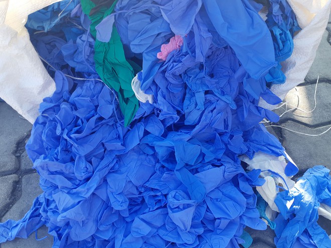 Nghi vấn đường dây tuồn găng tay y tế cũ vào Việt Nam Xác định 4 container găng tay không đúng như khai báo