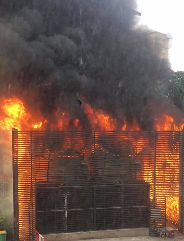 Hà Nội Hệ thống điều hòa chung cư bùng cháy, hàng trăm người tháo chạy