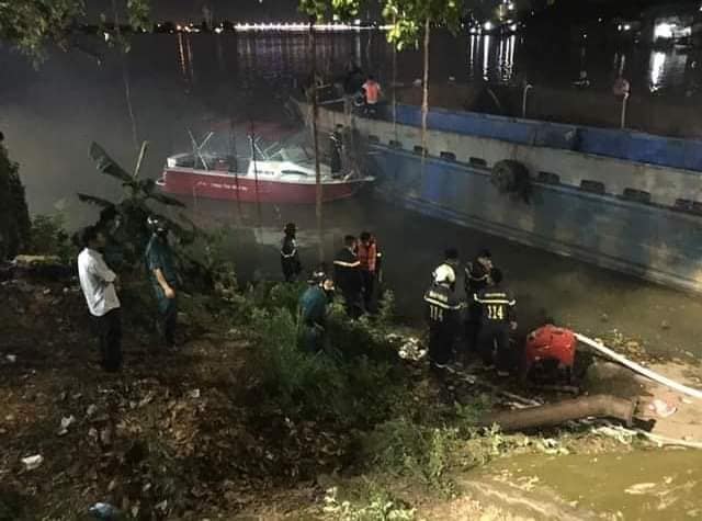 Đồng Nai Giải cứu sà lan 500 tấn mắc kẹt dưới thành cầu Rạch Cát