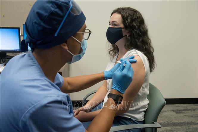 Lô vaccine ngừa COVID-19 đầu tiên tới Mỹ sẽ không đủ đáp ứng nhu cầu