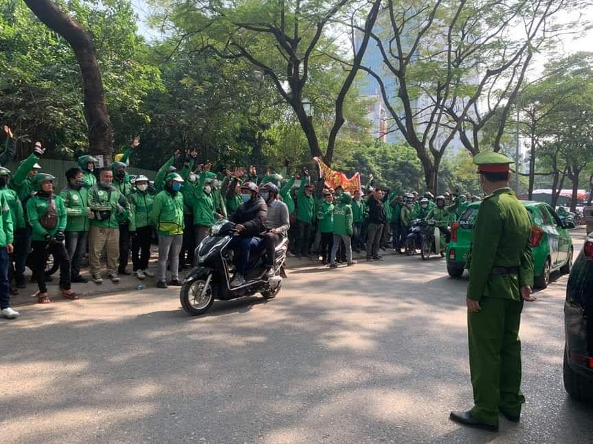 Không đồng tình với việc tăng chiết khấu, hàng trăm tài xế 