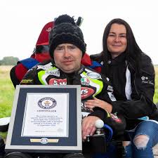 Người đàn ông ở Vương quốc Anh phá kỷ lục Guinness thế giới chiếc xe lăn có động cơ nhanh nhất