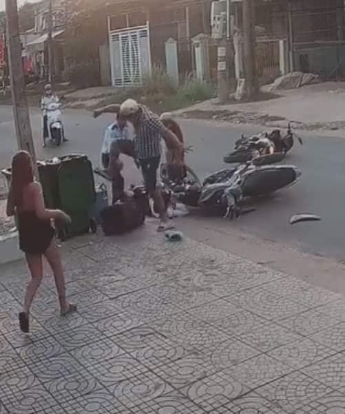 Bình dương Dân mạng sôi máu truy tìm nam thanh niên quay đầu xe gây tai liên hoàn rồi còn đánh người dã man