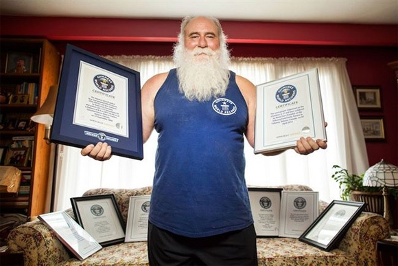 Mục sư người Canada hóa trang thành ông già Noel phá kỷ lục Guinness bằng việc kéo xe tải chở đầy xe tuần lộc và quà tặng