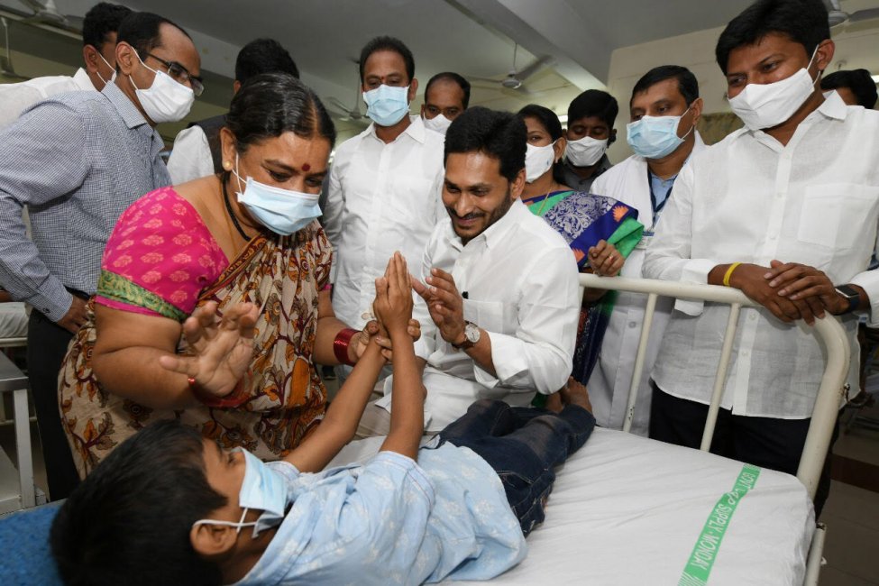 Căn bệnh bí ẩn làm 1 người tử vong tại Ấn Độ và hơn 300 người mắc bệnh