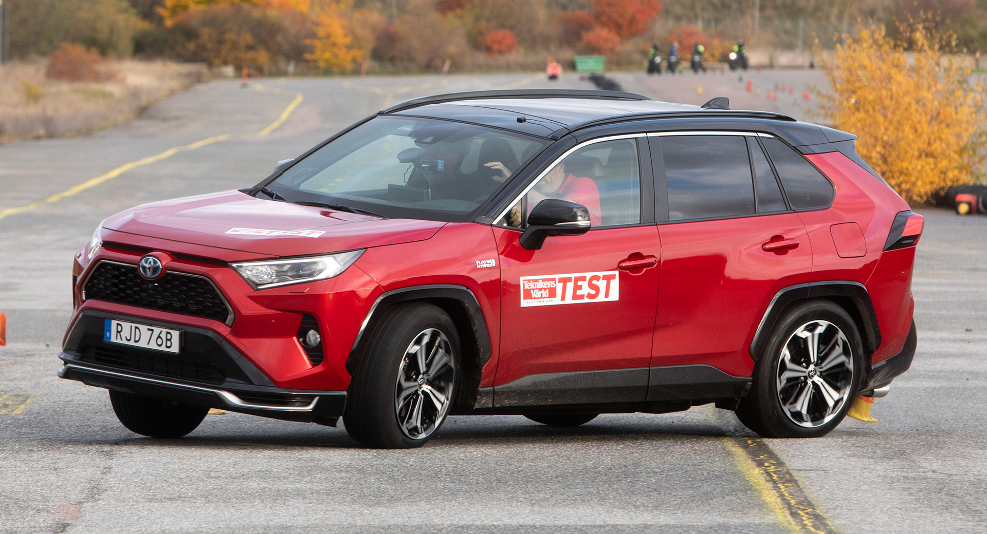 toyota-rav4-plug-in-hybrid-2021-g-y-th-t-v-ng-khi-ch-y-th-nghi-m-t-nh