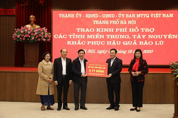 Hà Nội trao 91 tỷ đồng hỗ trợ đồng bào miền Trung, Tây Nguyên khắc phục thiệt hại do mưa lũ