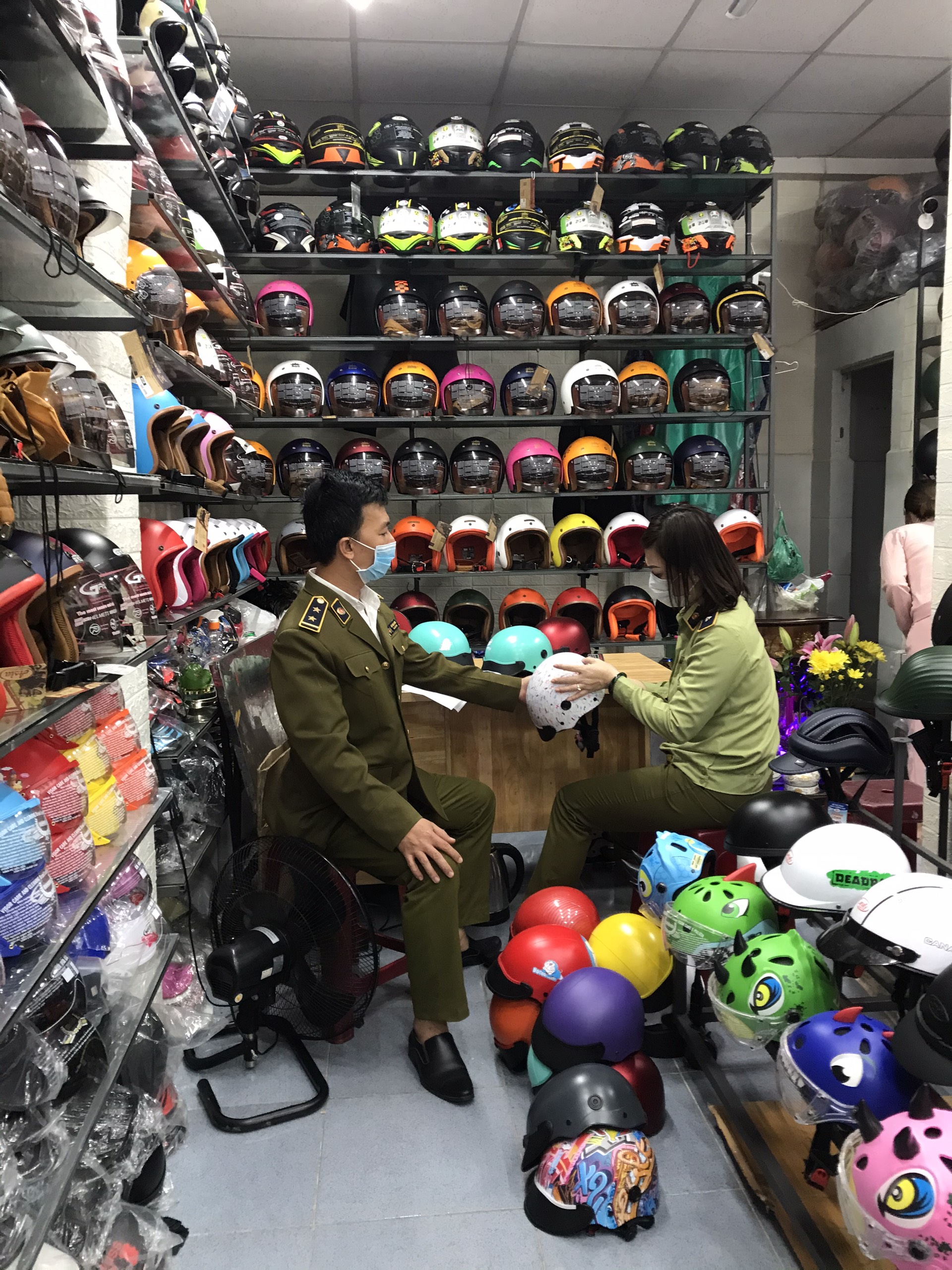 Đà Nẵng Tạm giữ lô mũ bảo hiểm có dấu hiệu giả mạo nhãn hiệu NÓN SƠN và hình