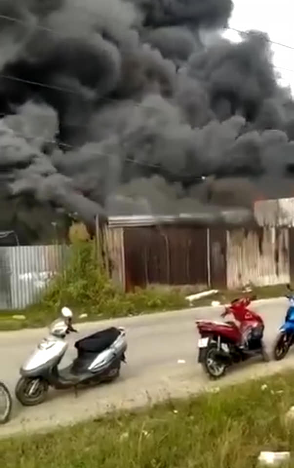 TP.HCM Cháy xưởng sản xuất đồ trang trí Noel, hàng trăm m2 nhà xưởng bị thiêu rụi.