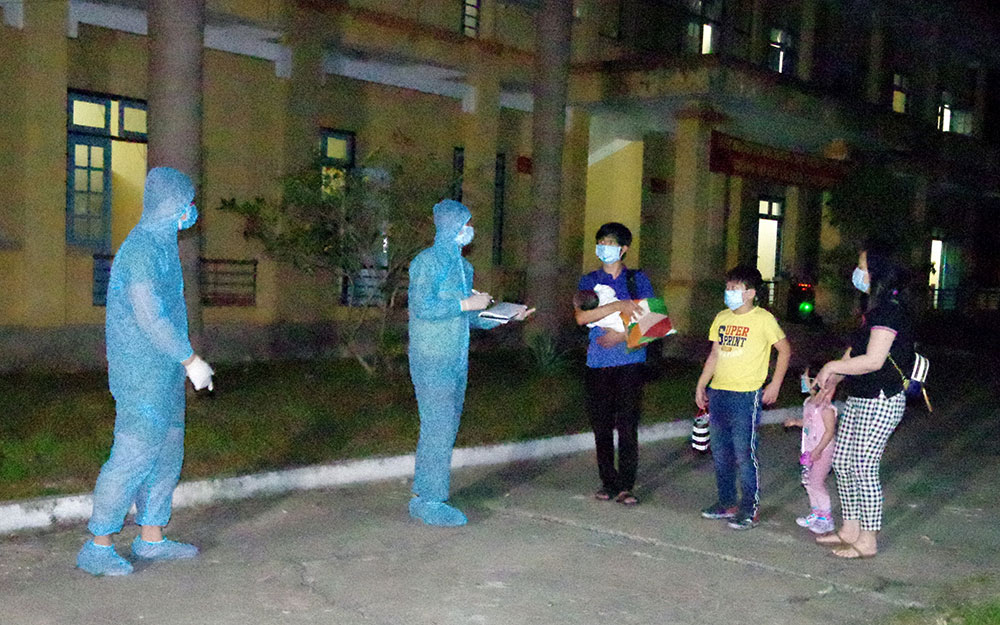 Thêm 84 công dân từ Malaysia trở về cách ly tập trung tại Hòa Bình