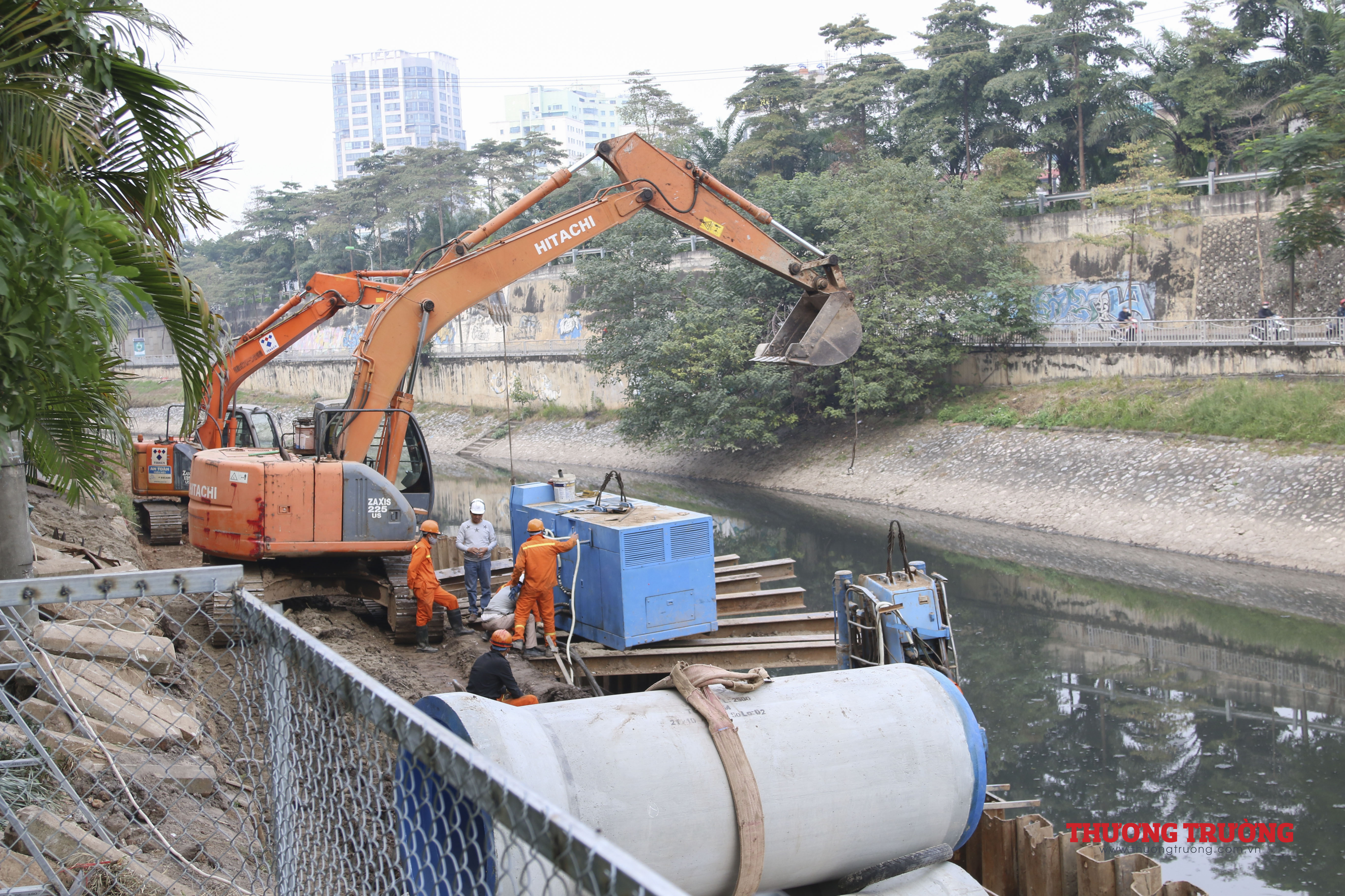 Toàn cảnh lắp cống gom nước thải dọc sông Tô Lịch