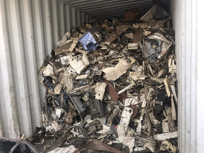 Một doanh nghiệp ở TP.HCM  bị phạt 1,9 tỷ đồng vì nhập phế liệu pin năng lượng mặt trời