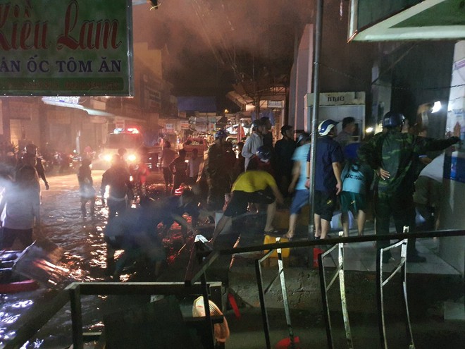 Cà Mau Cháy lớn thiêu rụi cửa hàng điện máy và điện thoại di động 