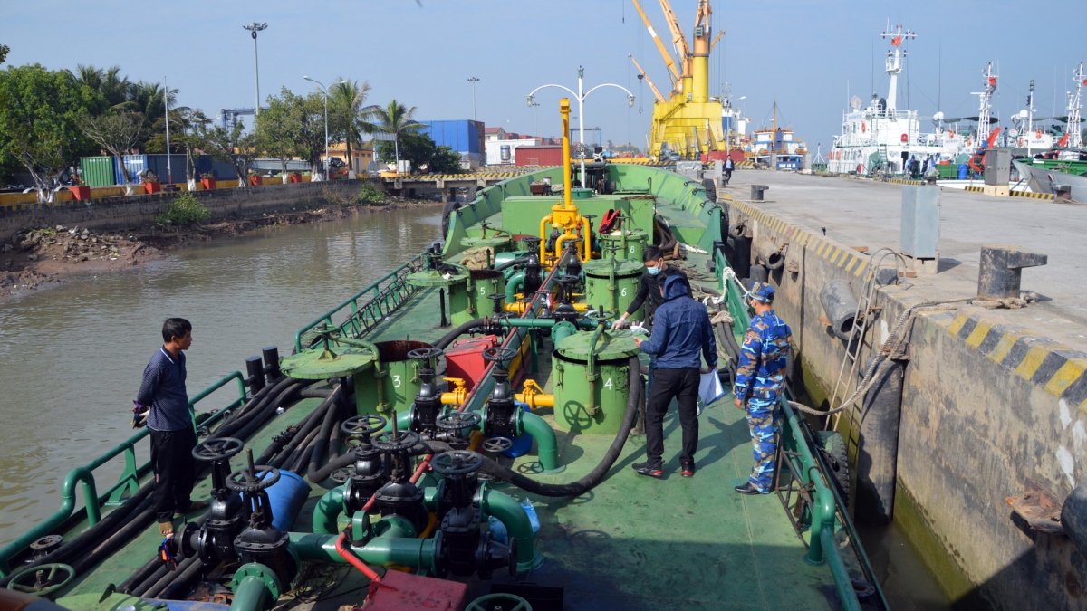 Hải Phòng Tạm giữ tàu chở 20.000 lít dầu không xuất trình được hóa đơn, chứng từ