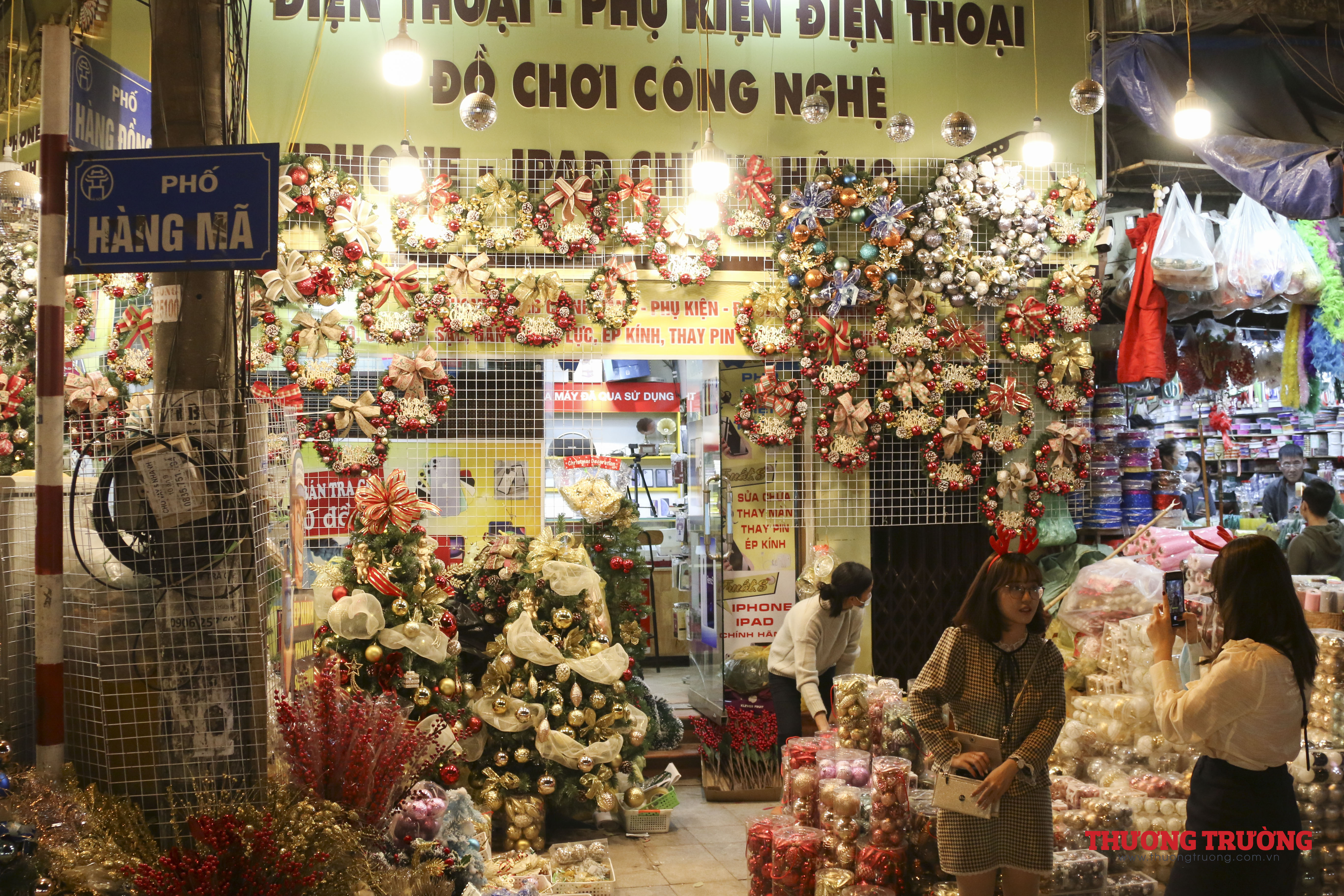 Phố Hàng Mã lung linh sắc màu mùa Giáng sinh