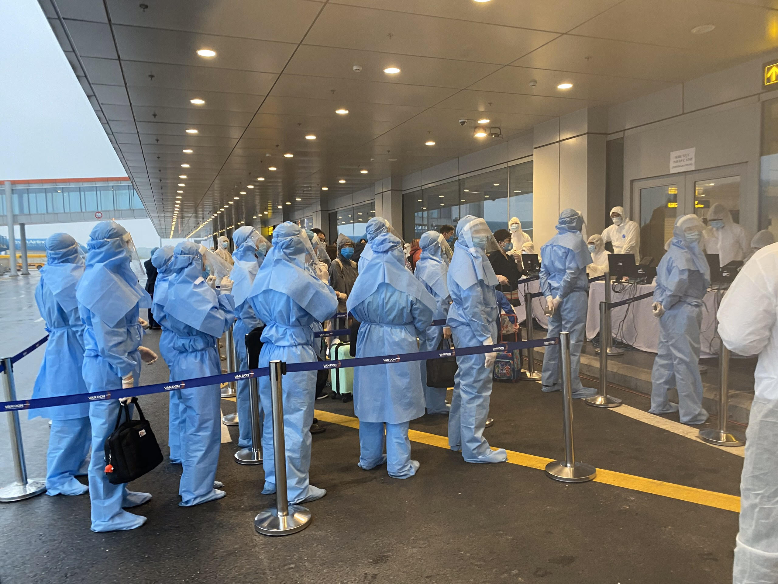 Việt Nam ghi nhận thêm 3 người mắc Covid-19 mới được cách ly ngay sau nhập cảnh