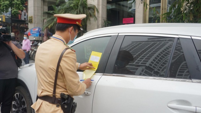 Ngày đầu ra quân CSGT Hà Nội tiến hành xử phạt 236 trường hợp, trong đó dán thông báo phạt “nguội” 11 trường hợp