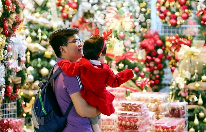 Thị trường đồ trang trí Giáng sinh Hàng hóa đa dạng, lượng mua giảm sút