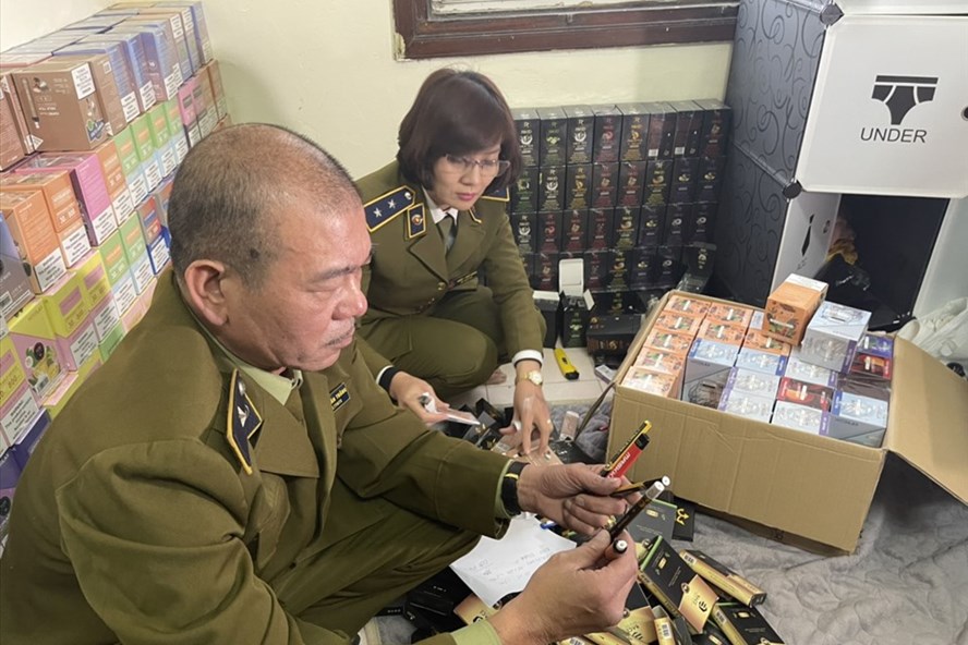 Hà Nội Bắt giữ hàng nghìn điếu thuốc lá điện tử và hàng chục nghìn sản phẩm bóng cười