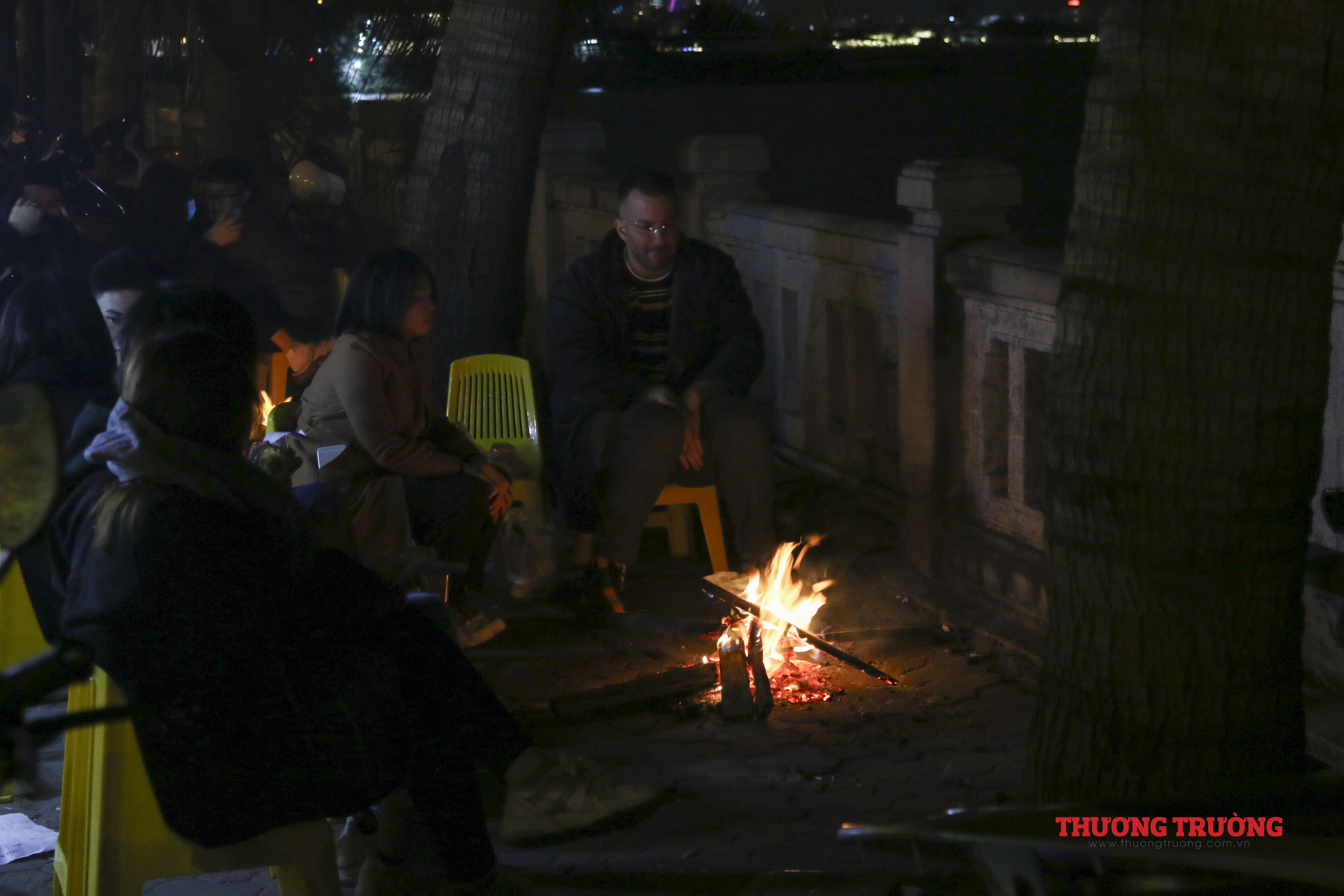 Người dân co ro đốt lửa sưởi ấm trong đêm ở Hà Nội