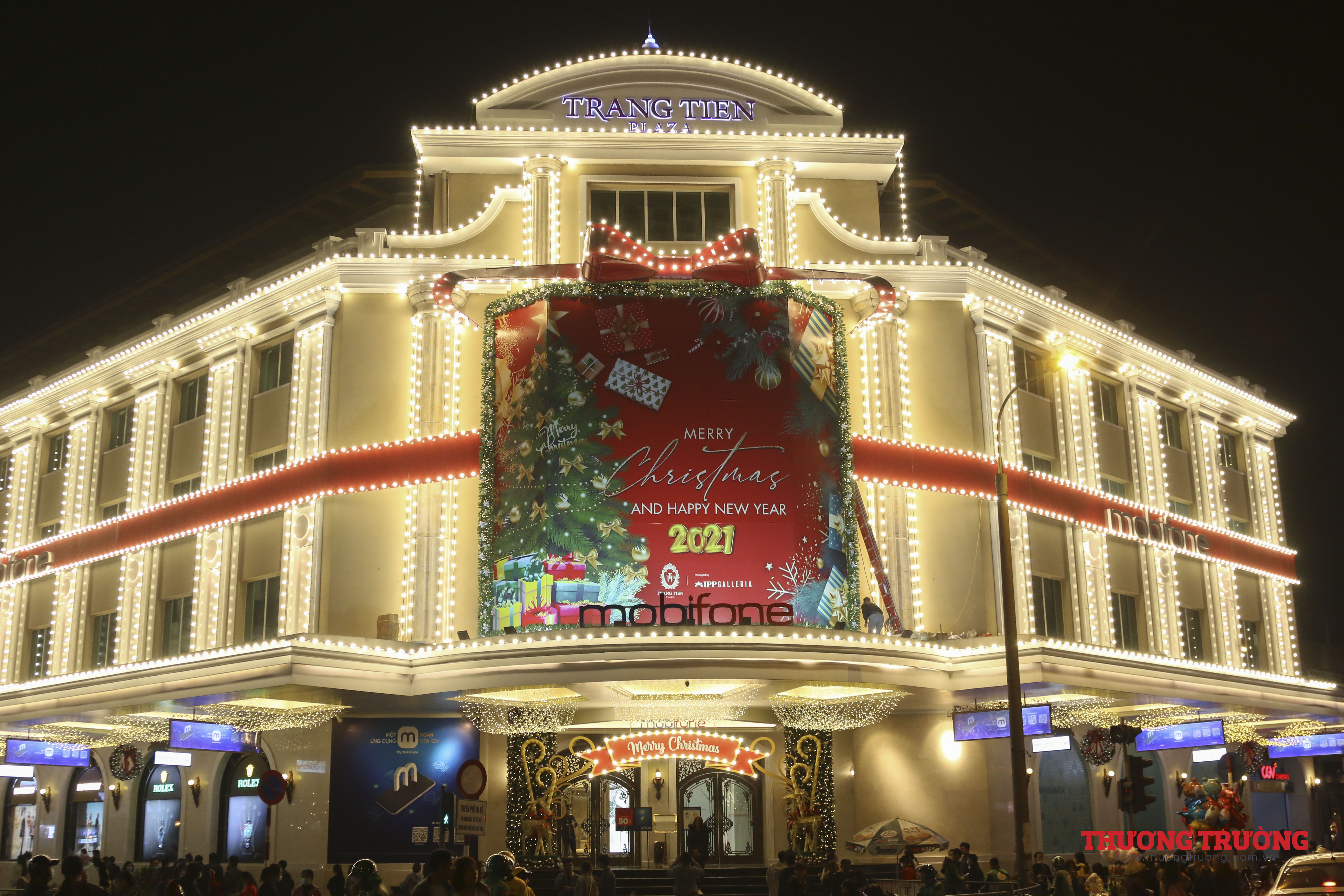 Không khí Giáng sinh đến gần trên đường phố Hà Nội