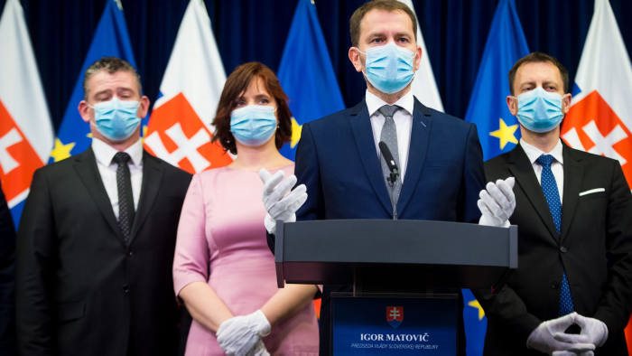 Thủ tướng Slovakia dương tính với virus SARS-CoV-2