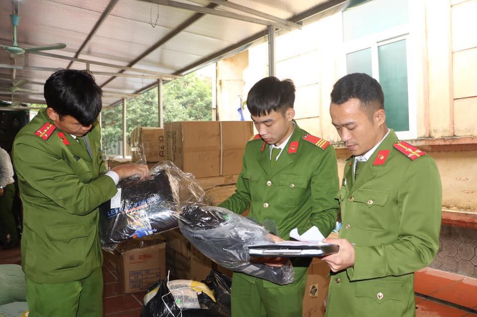 Vĩnh Phúc Bắt giữ một ôtô chở 2.000 sản phẩm nghi nhập lậu