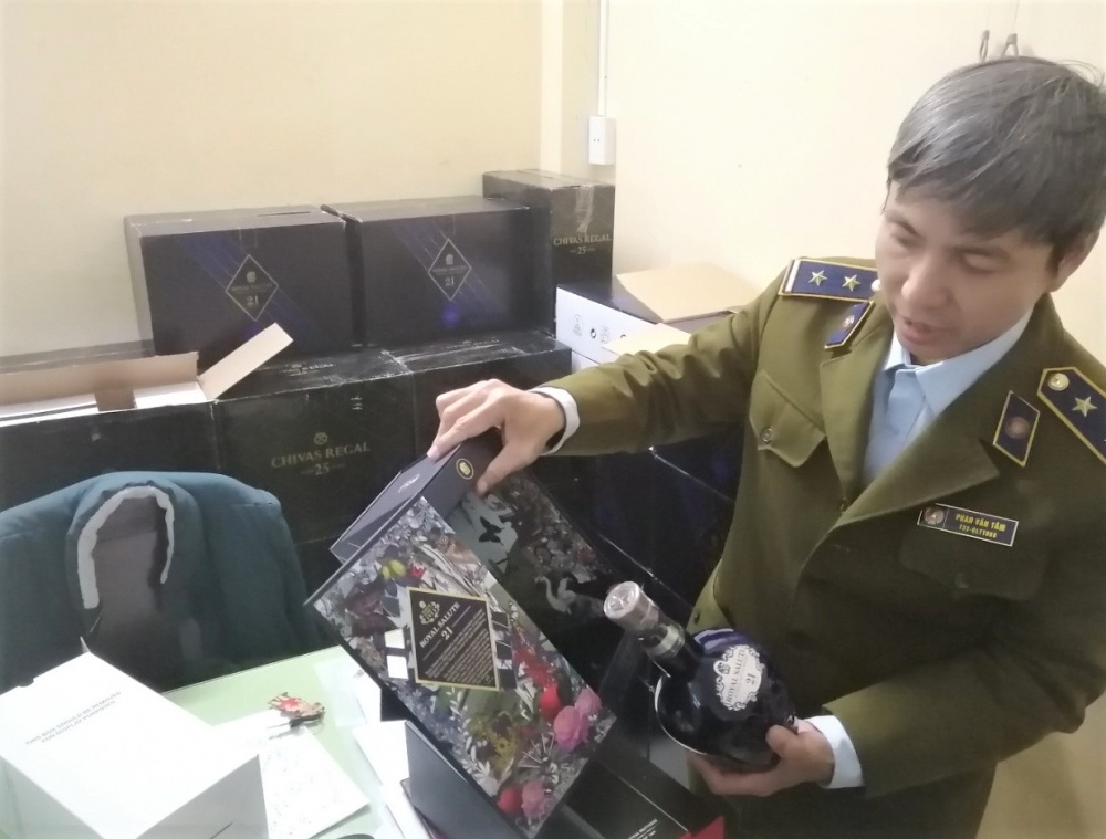 Quản lý thị trường Thừa Thiên Huế tạm giữ lô rượu ngoại không dõ nguồn gốc trị giá hơn 1 tỷ đồng