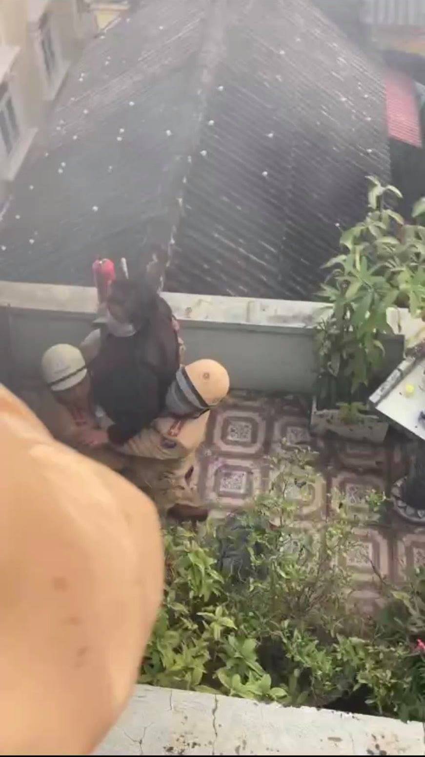 Hải Phòng Giải cứu thành công cụ bà 83 tuổi khỏi căn phòng đang bốc cháy ngùn ngụt