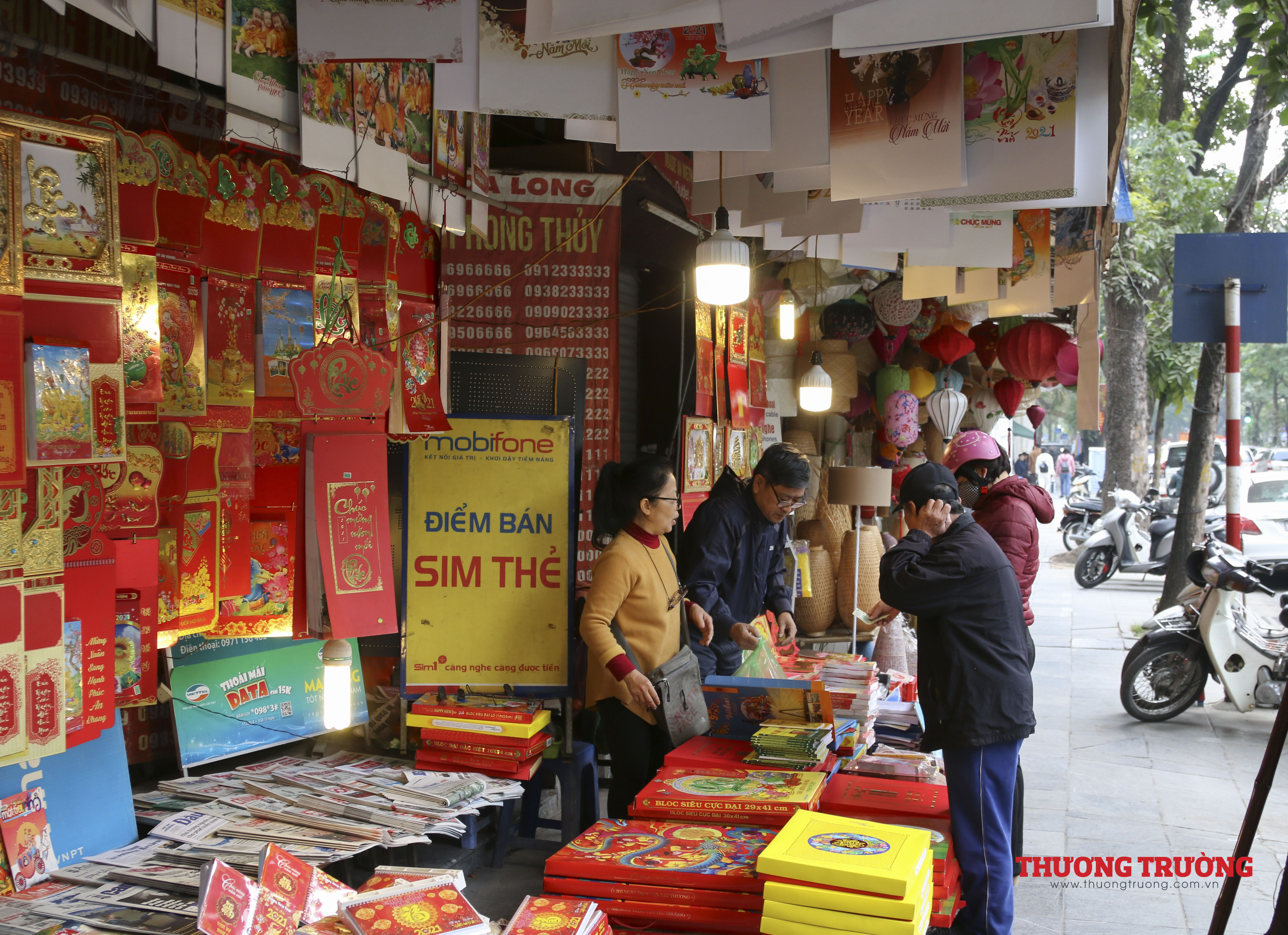 Tết Dương gần kề, nhiều con phố Hà Nội rực rỡ sắc đỏ