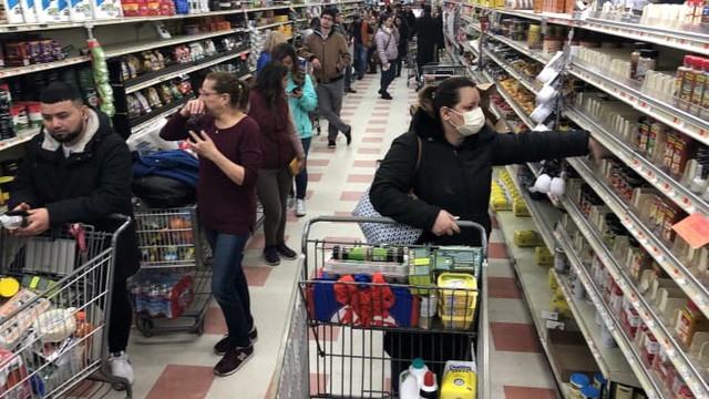 Người dân Anh đổ xô mua hàng tích trữ trước giai đoạn đóng cửa tiếp theo vì biến thể Covid-19