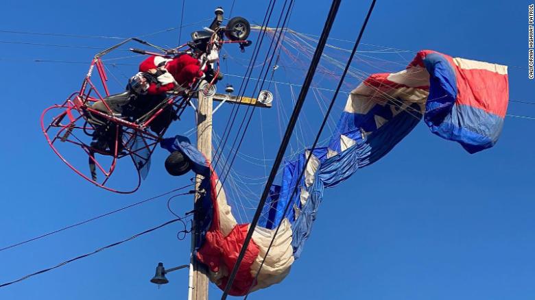 Ông già Noel may mắn thoát nạn khi bị treo trên đường dây điện ở California