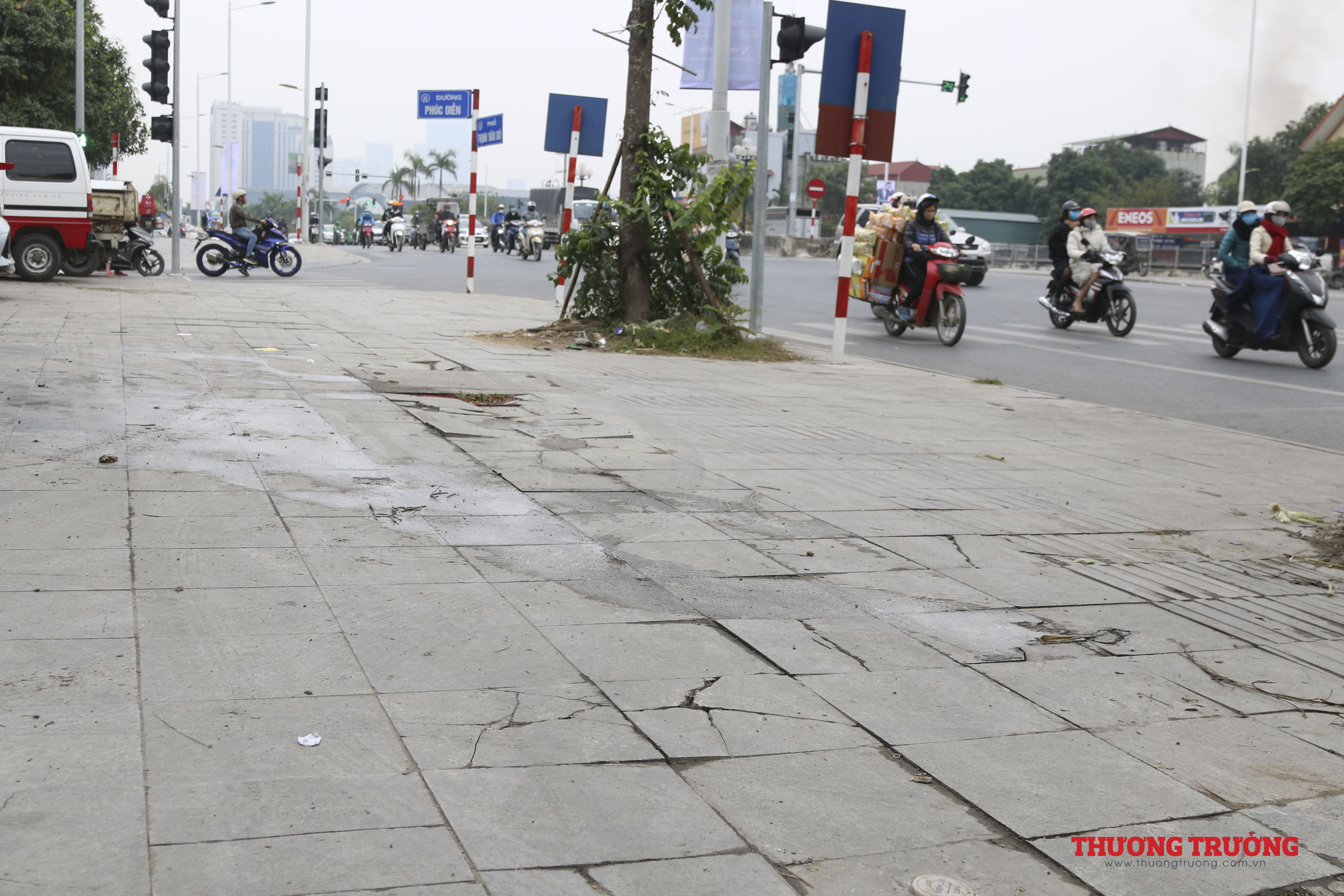Vỉa hè lát đá tự nhiên bị hư hỏng, bong tróc ở Hà Nội