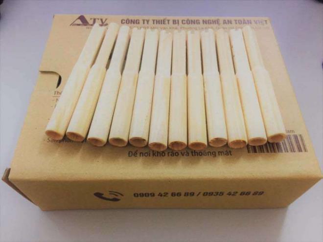 Cảnh sát giao thông dùng ống thổi bằng tre kiểm tra nồng độ cồn