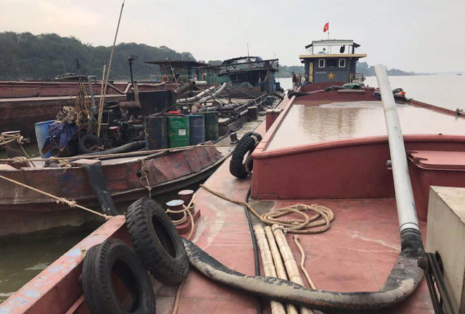 Công an Hà Nội bắt giữ 3 tàu khai thác cát trái phép trên sông Hồng