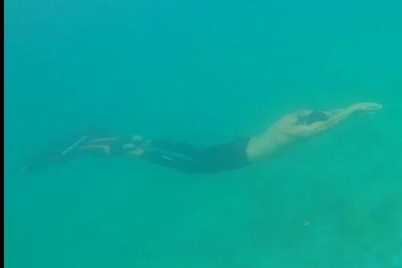 Người đàn ông lập kỷ lục Guinness lặn dài 202 m dưới nước chỉ duy nhất một lần lấy hơi