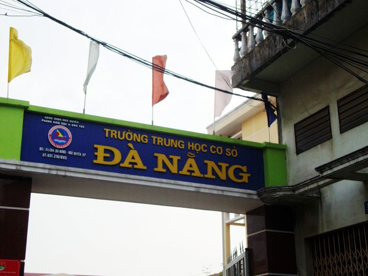 Hải Phòng Hai học sinh lớp 8 bị đình chỉ học tập liên quan vụ một học sinh phải cấp cứu khi hút thuốc lá điện tử