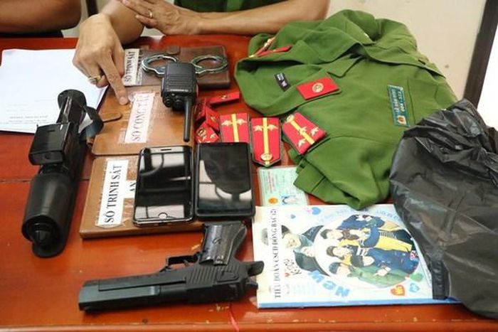 Giả cảnh sát hình sự đi lừa đảo chạy việc, chạy án