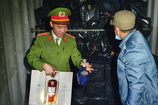 Phát hiện hơn 1500 chai rượu ngoại nhập lậu