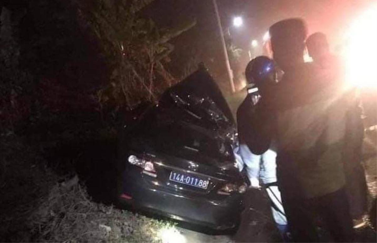 Xe biển xanh va chạm với container 4 người thương vong