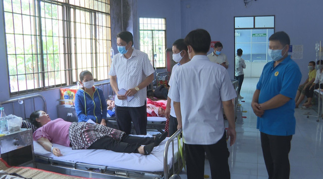 Hàng chục công nhân phải nhập viện sau bữa ăn trưa, nghi bị ngộ độc thực phẩm