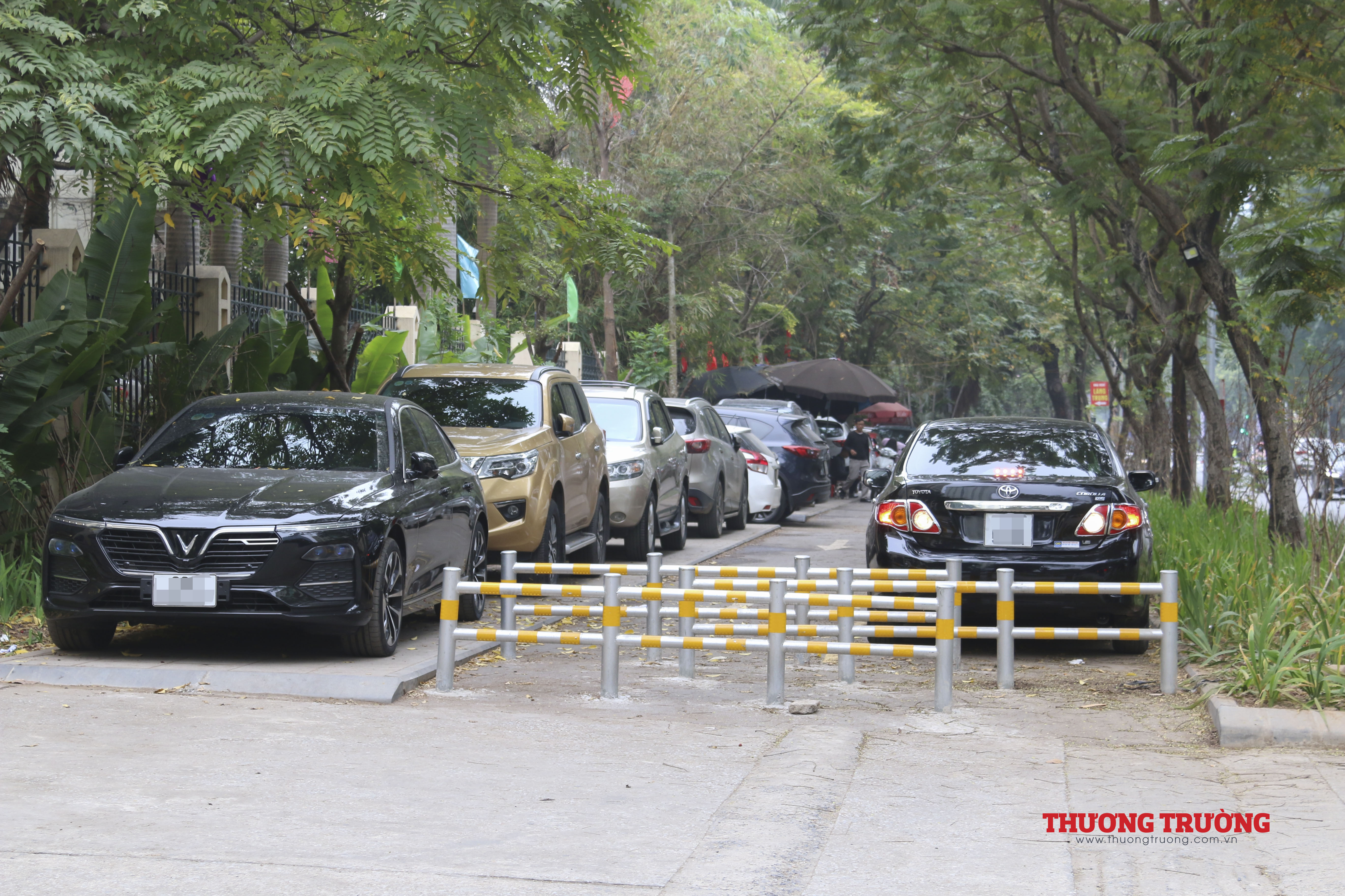 Hà Nội Vỉa hè vừa lát xong thành bãi đỗ trông xe